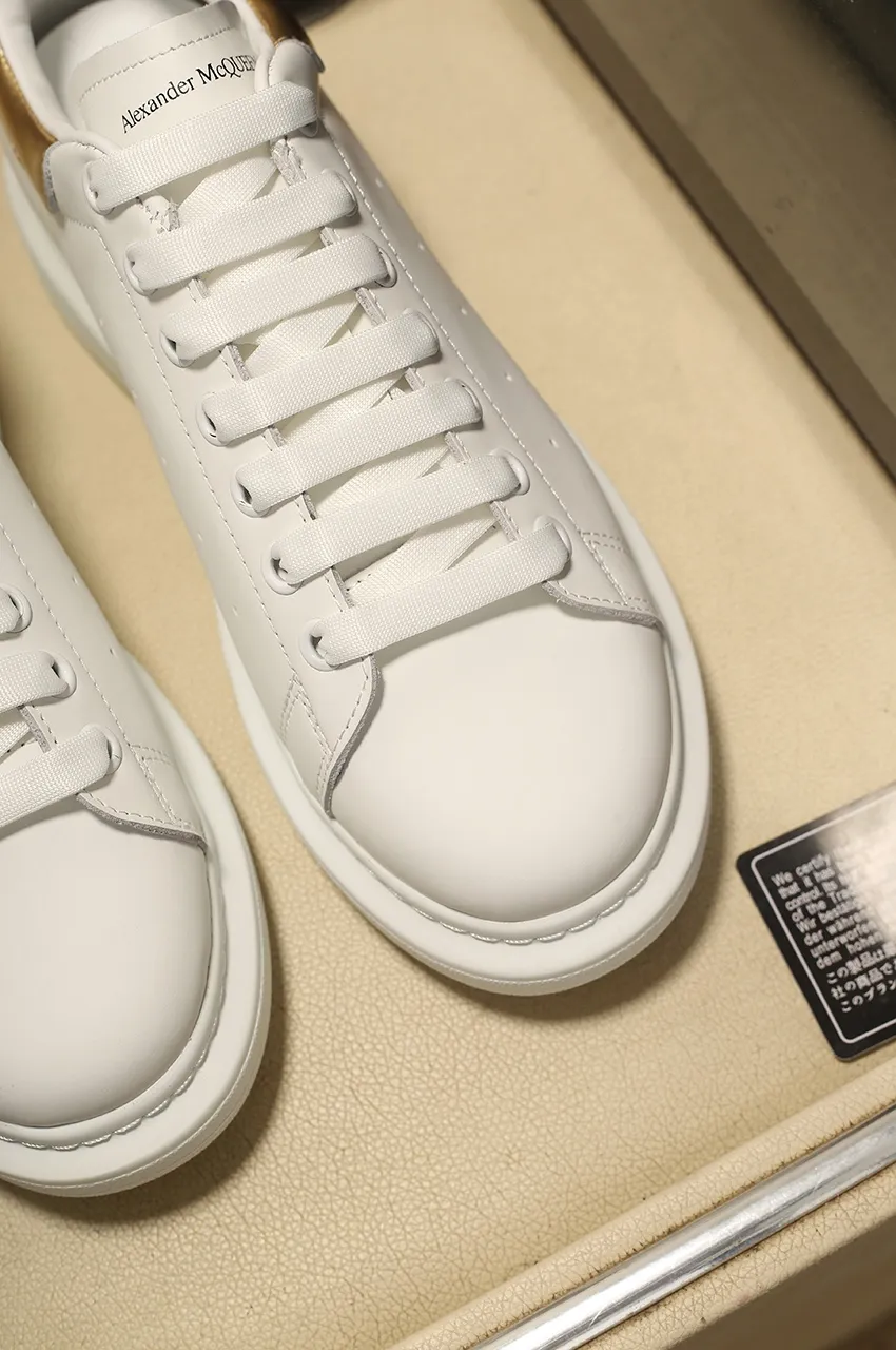 👟👟Ex-factory price 480👟👟 Men's size +10 High-quality upgraded version🔥Real shot of Alexander McQUEEN (McQueen)🎉The highest quality silk cowhide version on the market🎊, imported water-dyed sheepskin inside, counter 1:1 replica, star style T stage catwalk, a must-have for fashionistas , the original high-temperature and ultra-clear air compressor logo on the foot, absolutely counter-matched version, the arc of the back bag is truly genuine 0⃣️ difference, using an exclusive privately molded double-layer vacuum outsole, which is light on the foot and has excellent rebound! Running🏃✈️The first choice item for outdoor sports💅💅Trend and fashion coexist📣 Women’s style: 35-39, Men’s style: 39-44
